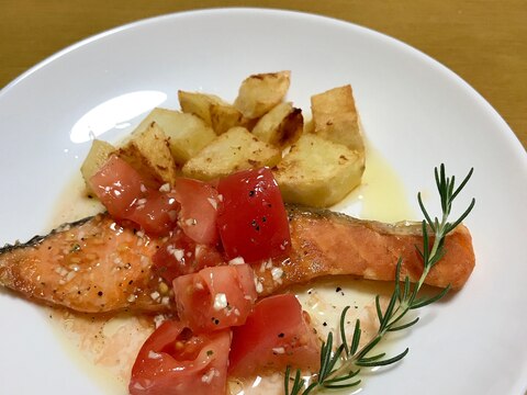 鮭のローズマリーソテー・トマトソース添え。